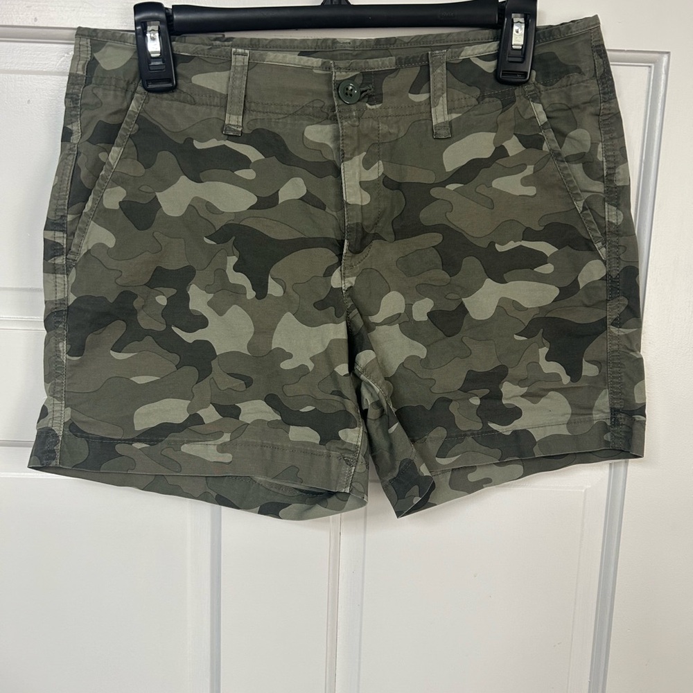 Eddie Bauer Women's Green Camouflage Bermuda Shorts Size 6